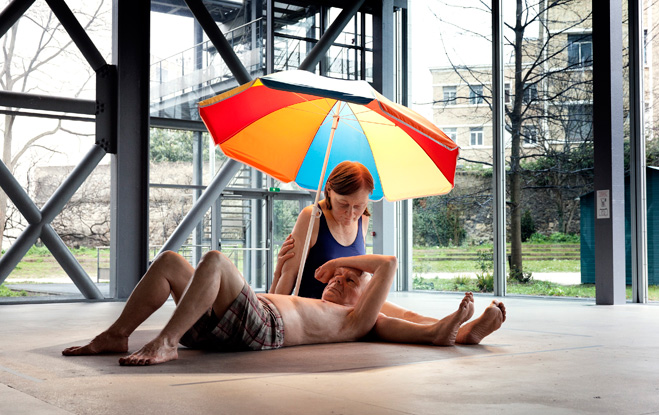 "Couple Under An Umbrella", 2013. Matériaux divers, 300 x 400 x 500 cm  (environ), Courtesy Courtesy Caldic Collectie, Wassenaar.