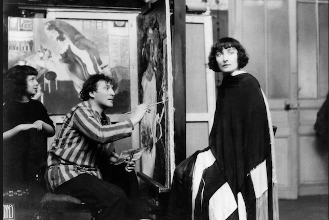 Chagall peignant sa femme , Bella.  Sa fille, Ida, les regarde.