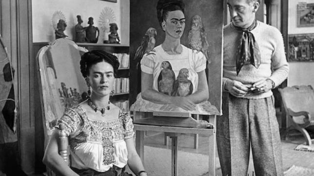 Nickolas Muray, Frida Painting “Me and My Parrots” (with Muray), 1939 © Succession de l'artiste et PDNB Gallery