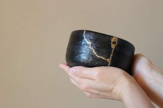 Exemple de Kintsugi, l'art japonais de réparer la céramique avec de l'or
