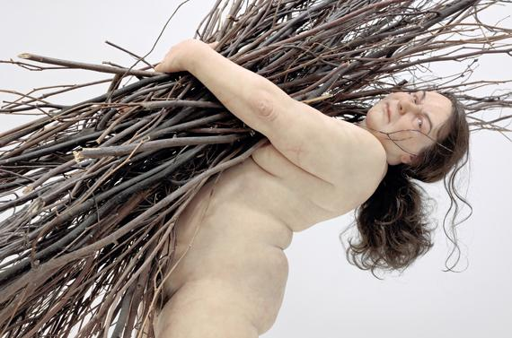 Ron Mueck, Woman with Sticks