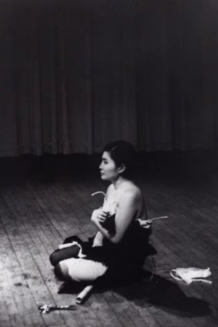 Yoko Ono, Cut Piece, art japonais contemporain