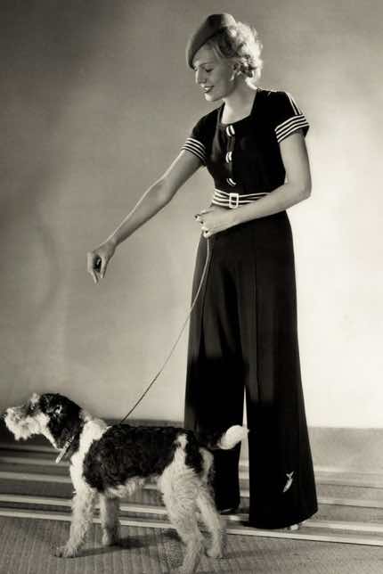 Yva, Modèle avec chien, vers 1932 © Else Ernestine Neuländer-Simon / Galerie Bassenge, photographie en noir et blanc