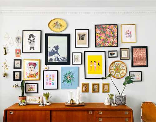 An eclectic-style gallery wall © Studio DIY
